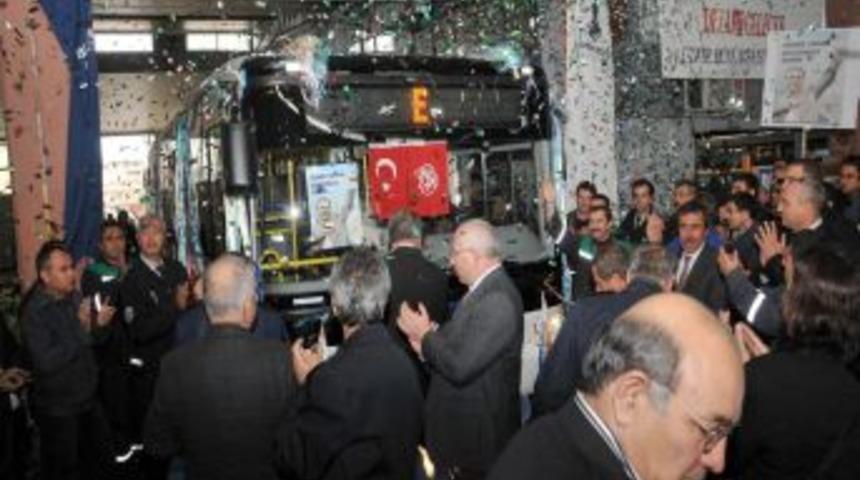 İzmir B&uuml;y&uuml;kşehir filosunu b&uuml;y&uuml;t&uuml;yor ama bazı yerlere saatte bir otob&uuml;s gidiyor