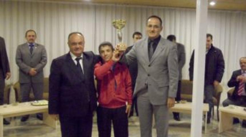 Elmalı'da başarılı g&uuml;reş&ccedil;iler &ouml;d&uuml;llendirildi