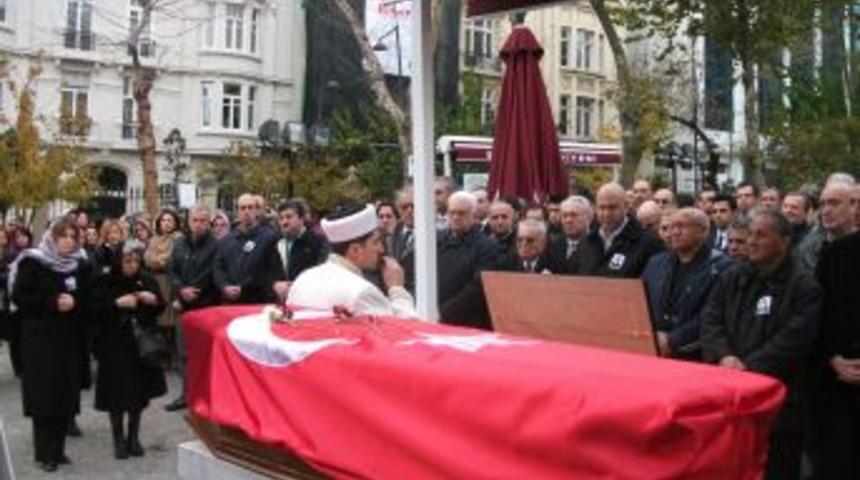 Arp Sanat&ccedil;ısı Ceren Necipoğlu son yolculuğuna uğurlandı