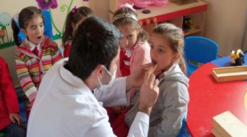 &Ouml;ğrencilere ağız ve diş sağlığı muayenesi