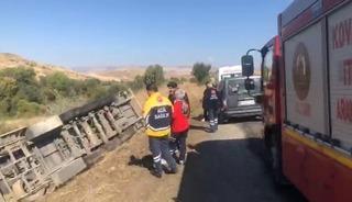 Elazığ&rsquo;da tır şarampole devrildi: 1 yaralı