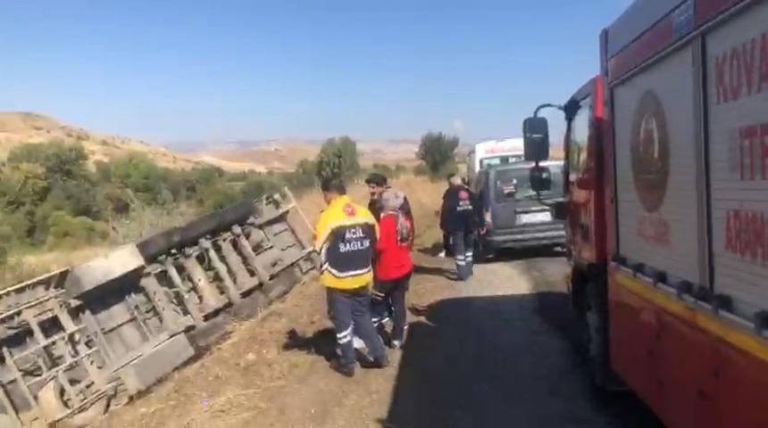 Elazığ&rsquo;da tır şarampole devrildi: 1 yaralı