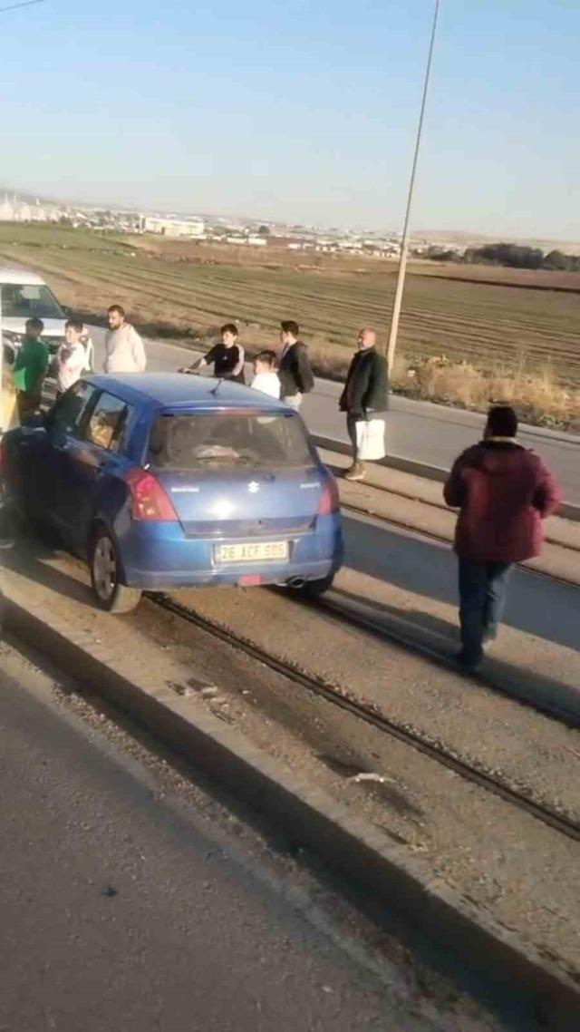 Eskişehir’de tramvay yolu üzerinde araç kazası 1