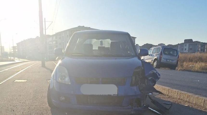 Eskişehir&rsquo;de tramvay yolu &uuml;zerinde ara&ccedil; kazası