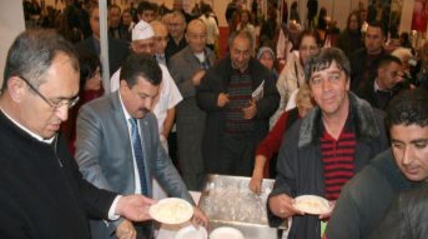 Van depreminde &ouml;len DHA muhabirleri i&ccedil;in pilav hayrı yapıldı