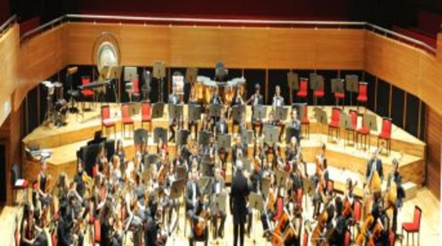Dokuz Eyl&uuml;l &Uuml;niversitesi Akademik Senfoni Orkestrası konser verdi