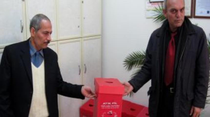 Antakya Belediyesi okullara atık pil toplama kutusu dağıttı