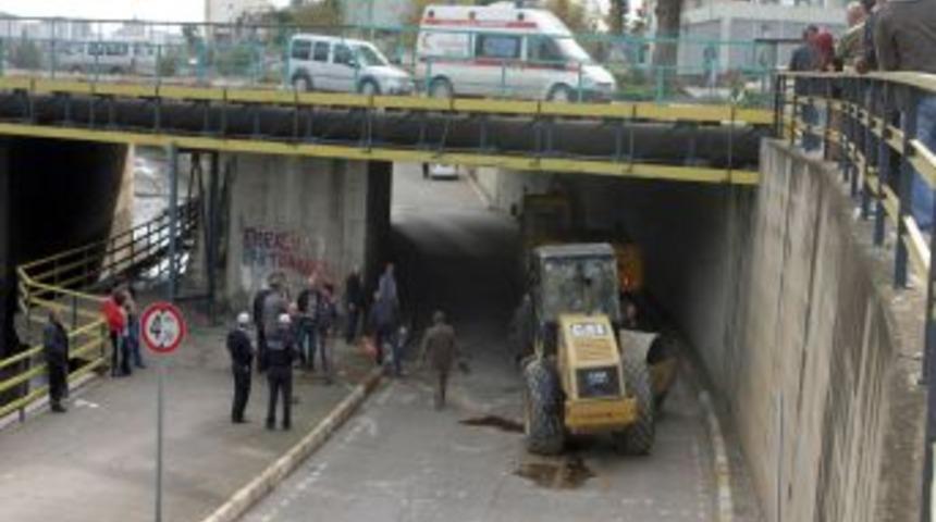 Alt ge&ccedil;ide iş makinası &ccedil;arptı, s&uuml;r&uuml;c&uuml;ler &ccedil;ileden &ccedil;ıktı