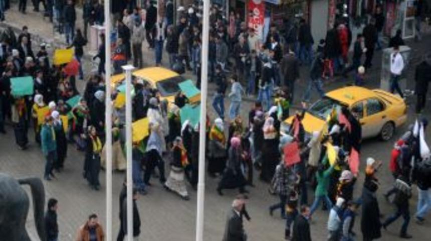 BDP'liler, &Ouml;calan'nin avukatlarıyla g&ouml;r&uuml;şmemesine tepki i&ccedil;in y&uuml;r&uuml;d&uuml;