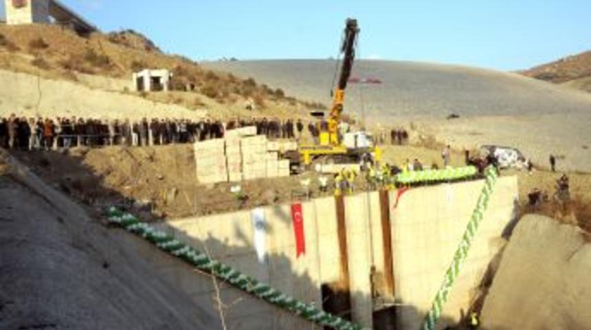 4 ile hizmet verecek olan S&uuml;reyyabey Barajı'nda su tutulmaya başlandı