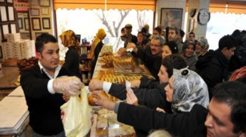 &Ouml;ğretmenler G&uuml;n&uuml; i&ccedil;in simit i&ccedil;erisinde 24 altın dağıttı