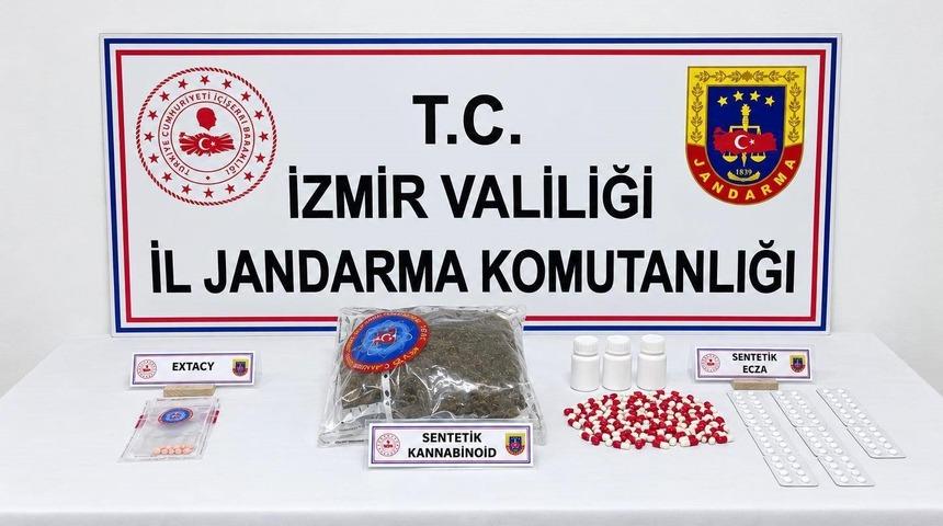 İzmir&rsquo;de jandarmadan uyuşturucu ve ka&ccedil;ak sigara operasyonu: 2 tutuklama