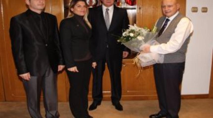 Vali Kızılcık: &Ouml;ğretmenler G&uuml;n&uuml; eğitimdeki sorunların &ccedil;&ouml;z&uuml;m&uuml; i&ccedil;in fırsat olmalı