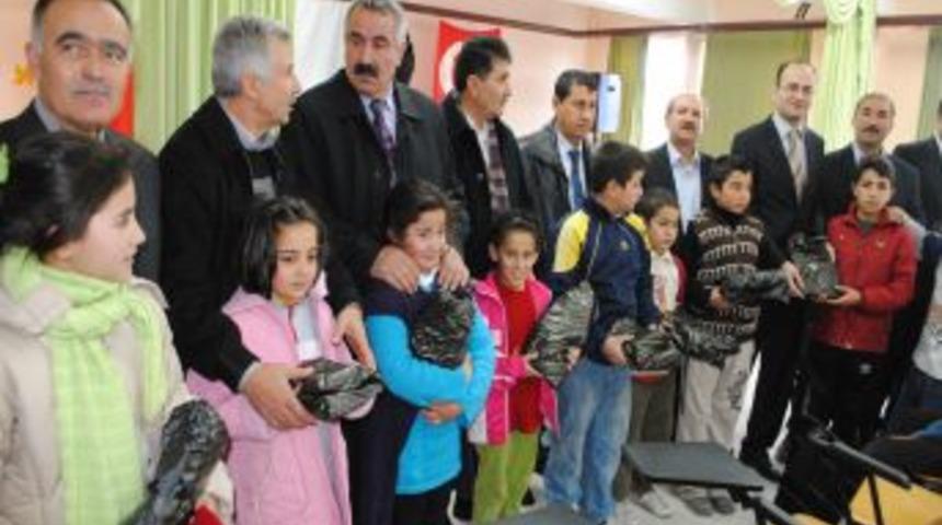 MESVAK'tan ihtiya&ccedil; sahibi &ouml;ğrencilere kırtasiye yardımı