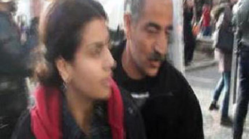 Kızını eylemcilerin arasından aldı