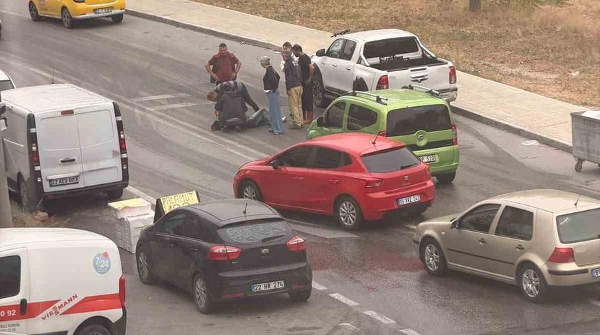 Edirne&rsquo;de sis ve ıslak zemin scooter s&uuml;r&uuml;c&uuml;s&uuml;n&uuml; d&uuml;ş&uuml;rd&uuml;