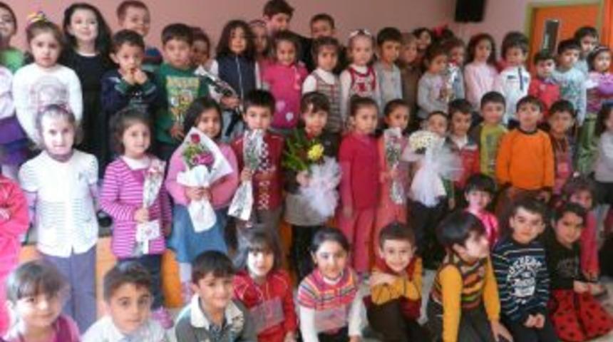 Van depreminde hayatını kaybeden &ouml;ğretmenlere miniklerden &ccedil;icek