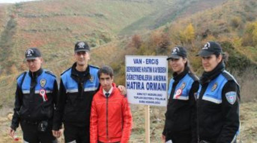 Polis, Van depreminde hayatını kaybeden &ouml;ğretmenler anısına fidan dikti