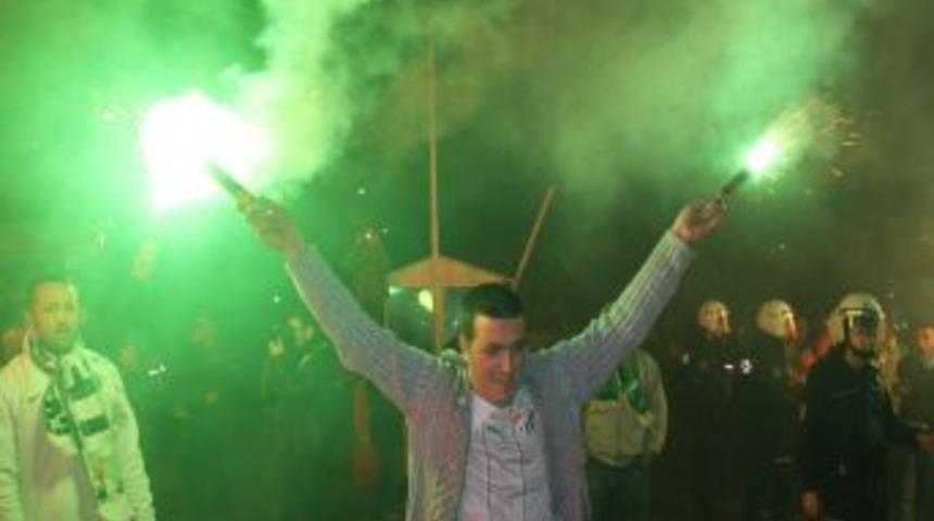 Bursaspor takımı, meşalelerle karşılandı