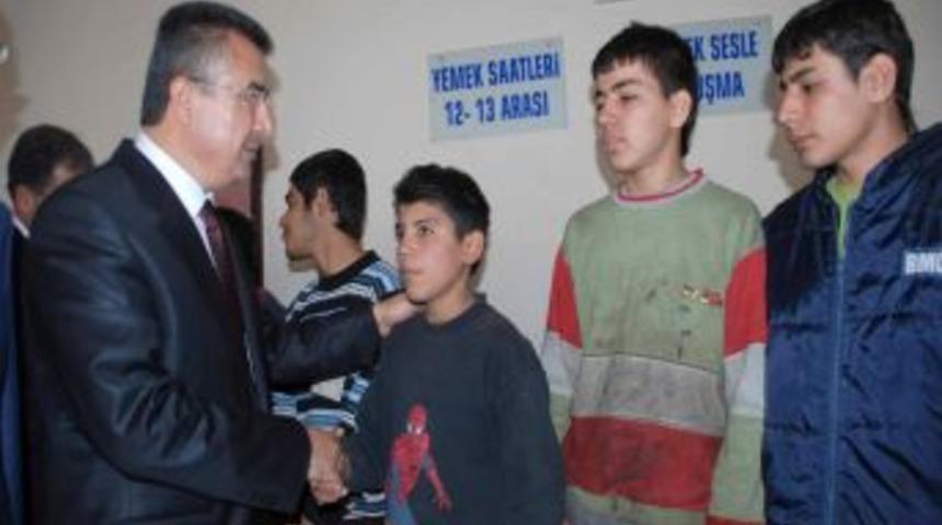 Vali Lekesiz, iş&ccedil;i &ccedil;ocuklarla karavanadan yemek yedi