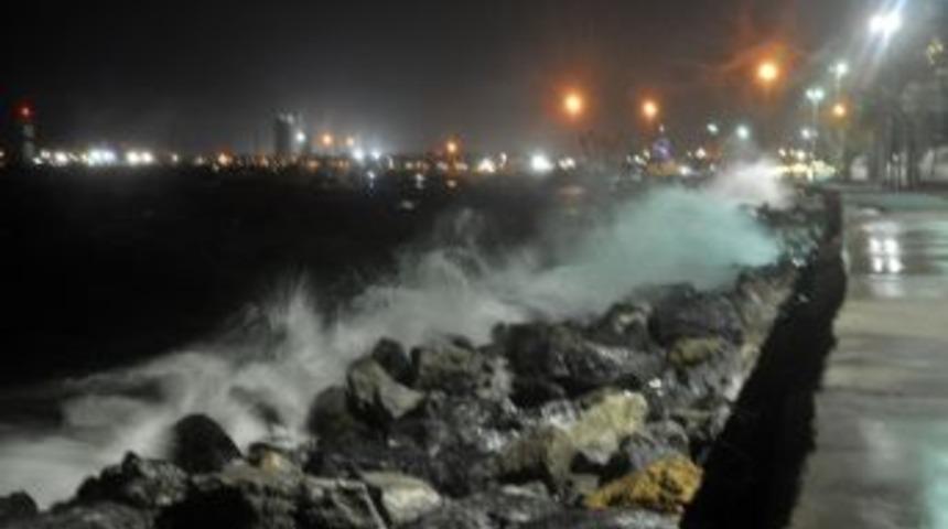 Lodos, deniz ulaşımını vurdu