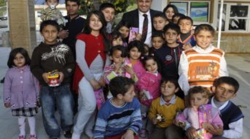 Başkan S&ouml;zen, depremzedeleri ziyaret ederek &ccedil;ocuklara oyuncak dağıttı