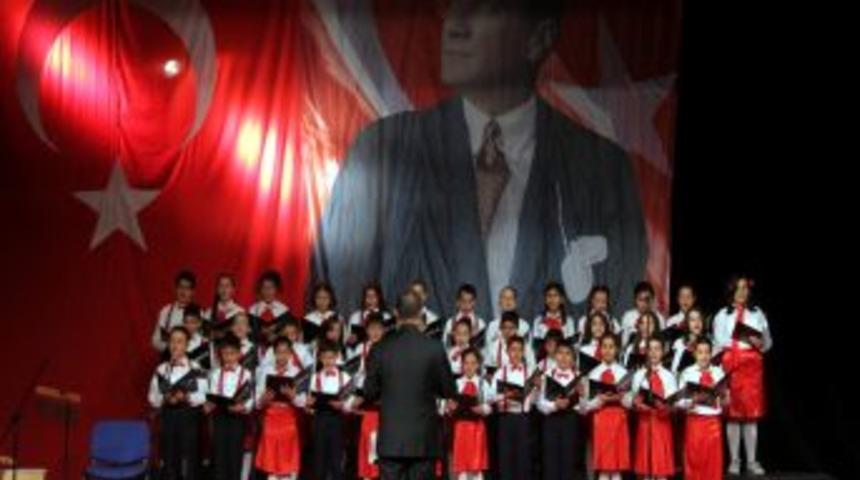 Asiller olmayınca &ouml;ğretmenler g&uuml;n&uuml;n&uuml; vekiller kutladı