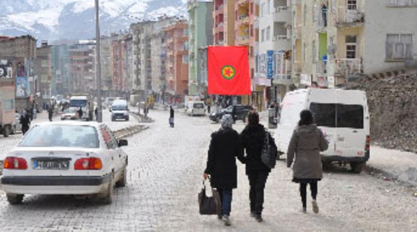 Hakkari kent merkezine PKK bayrağı asıldı