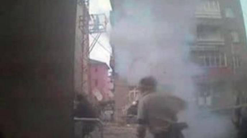 Doğubayazıt'ta BDP mitingi sonrası polise atmaya &ccedil;alıştığı bomba elinde patladı