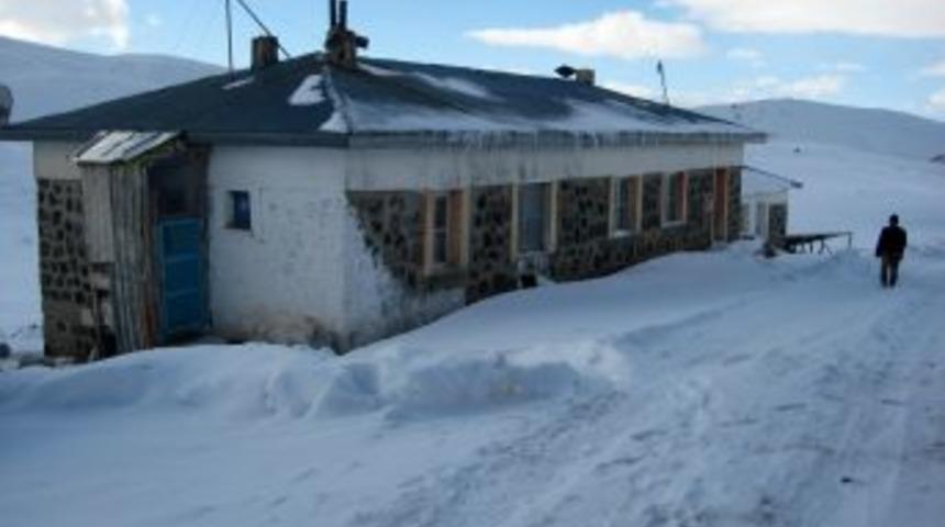 2004 depreminde evleri yıkılanlar devletten konut istedi