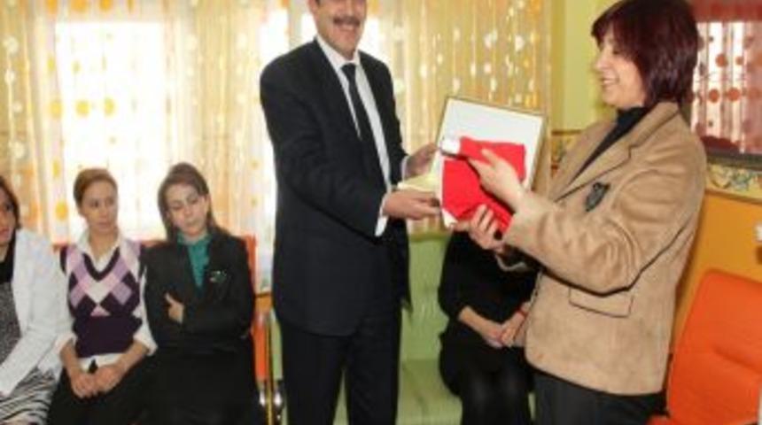 Paland&ouml;ken Belediyesi okullara T&uuml;rk bayrağı hediye etti