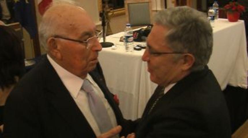 Yaşar Kemal&rsquo;e Fransa&rsquo;nın en se&ccedil;kin nişanı verildi