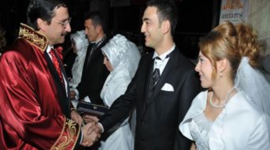 Ke&ccedil;i&ouml;ren'de 5 bin &ccedil;ift evlenmek i&ccedil;in nikah masasına oturdu