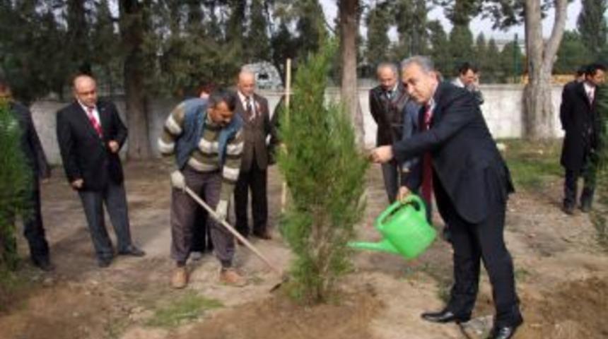 Van depreminde &ouml;len &ouml;ğretmenler i&ccedil;in birer fidan dikildi