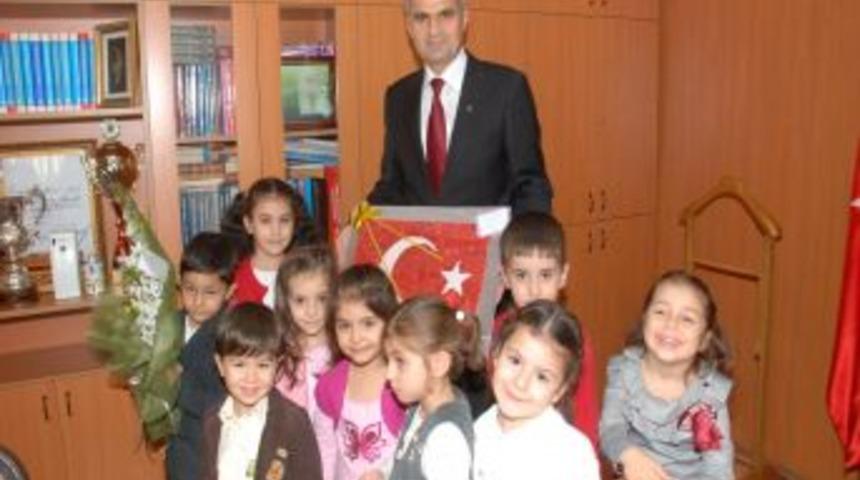Kreş &ouml;ğrencileri yaptıkları bayrağı Akpınar&rsquo;a hediye etti
