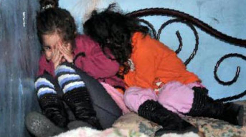 O annenin &ccedil;ocukları yorgan altından &ccedil;ıktı