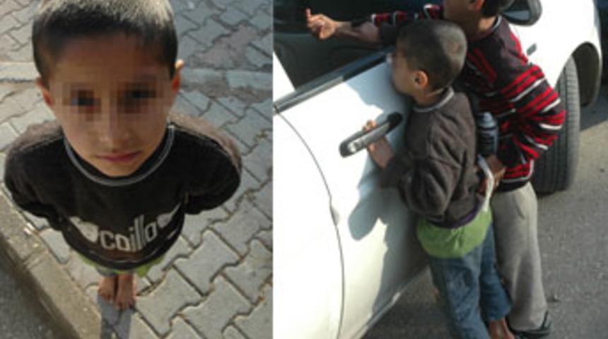 Bir &ccedil;ift ayakkabı i&ccedil;in dileniyorlar!