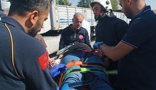 Otomobil kamyonunun altına girdi: 2&rsquo;si ağır 3 yaralı