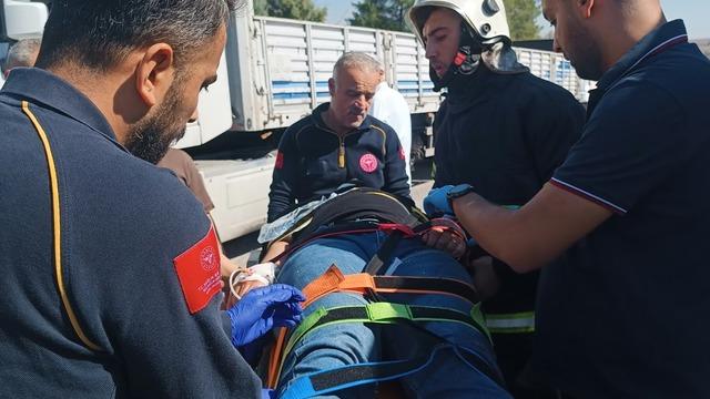 Otomobil kamyonunun altına girdi: 2’si ağır 3 yaralı