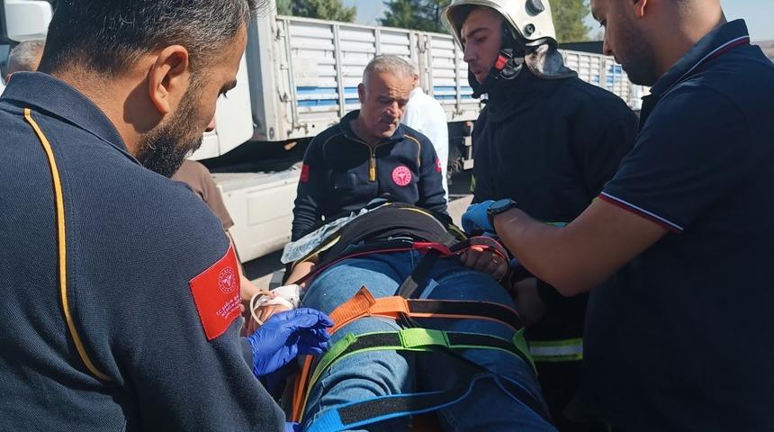 Otomobil kamyonunun altına girdi: 2&rsquo;si ağır 3 yaralı