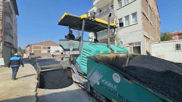 Battalgazi Belediyesi TOKİ konutlarının bağlantı yollarını asfaltladı 3