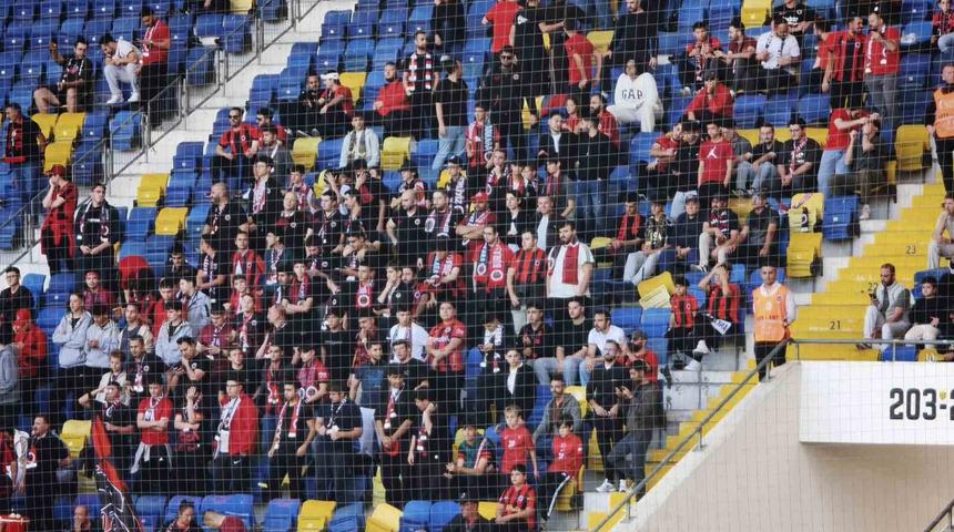 Gen&ccedil;lerbirliği taraftarından isyan: "Y&ouml;netim uyuma, taraftarın dışarıda"