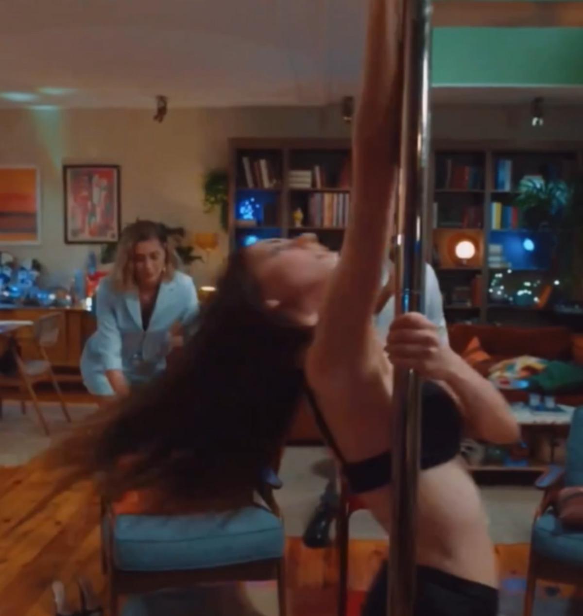 Selin Türkmen yeni rolüyle şaşırttı! Direk dansı sahnesi gündem oldu 2
