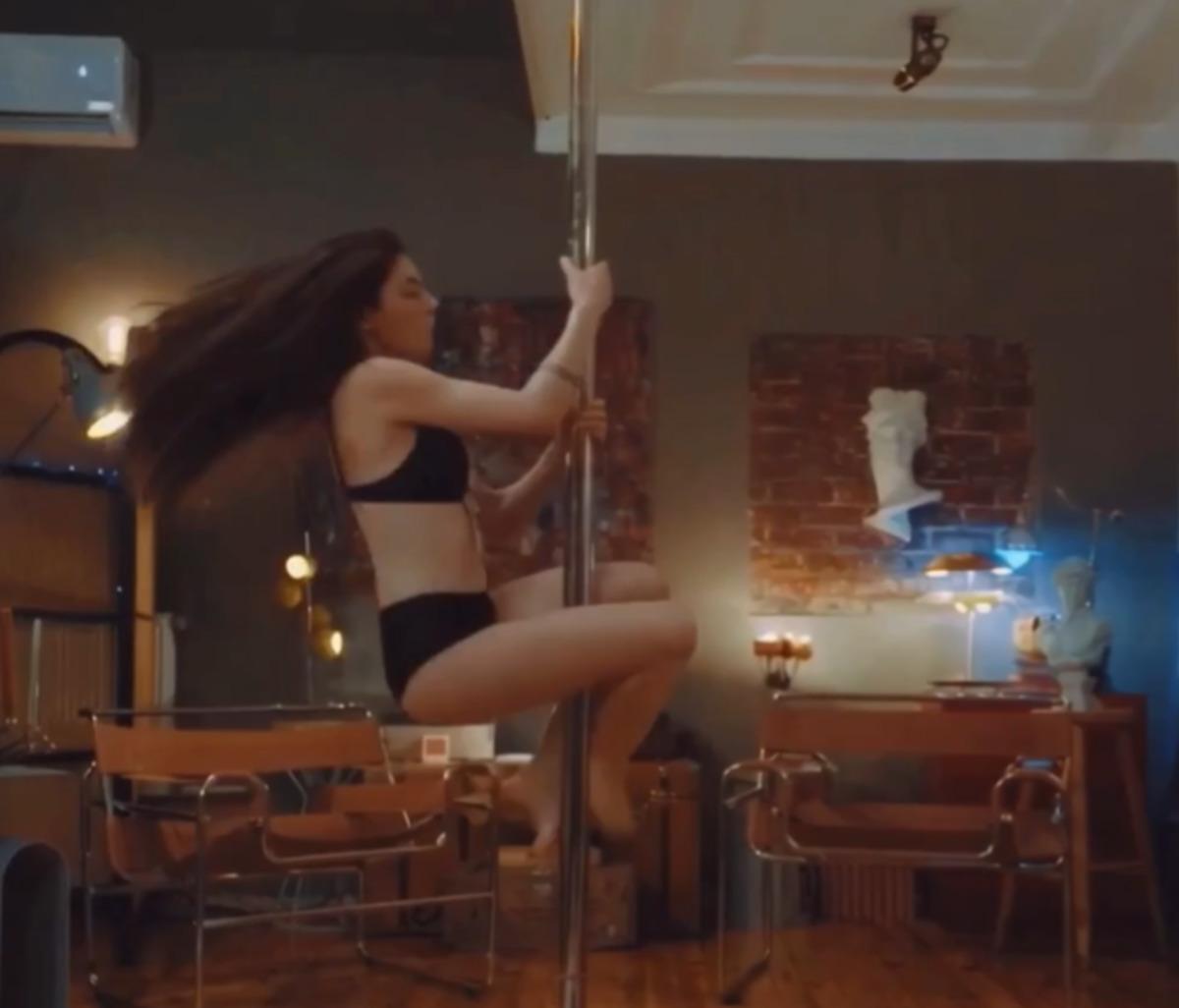 Selin Türkmen yeni rolüyle şaşırttı! Direk dansı sahnesi gündem oldu 1