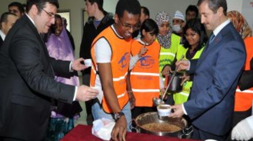 Şefkat Mağazası 42 &uuml;lkeden gelen &ouml;ğrencilere aşure dağıttı