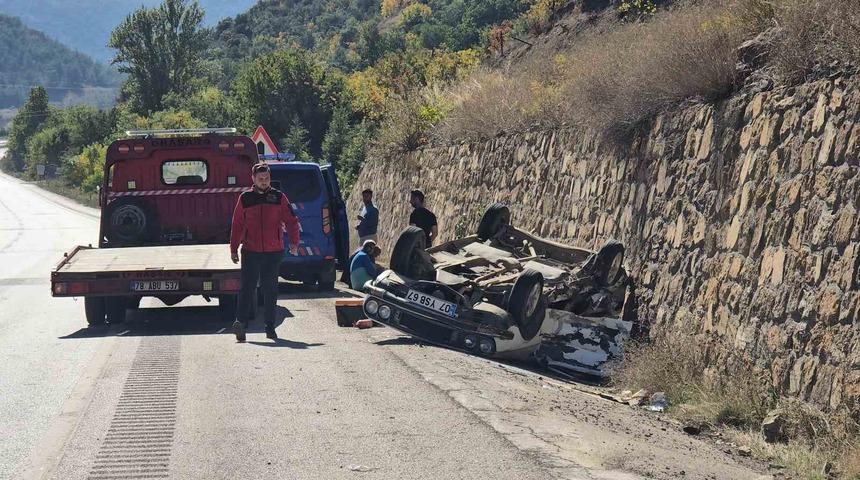 İstinat duvarına &ccedil;arpan otomobil ters d&ouml;nd&uuml; : 3 yaralı
