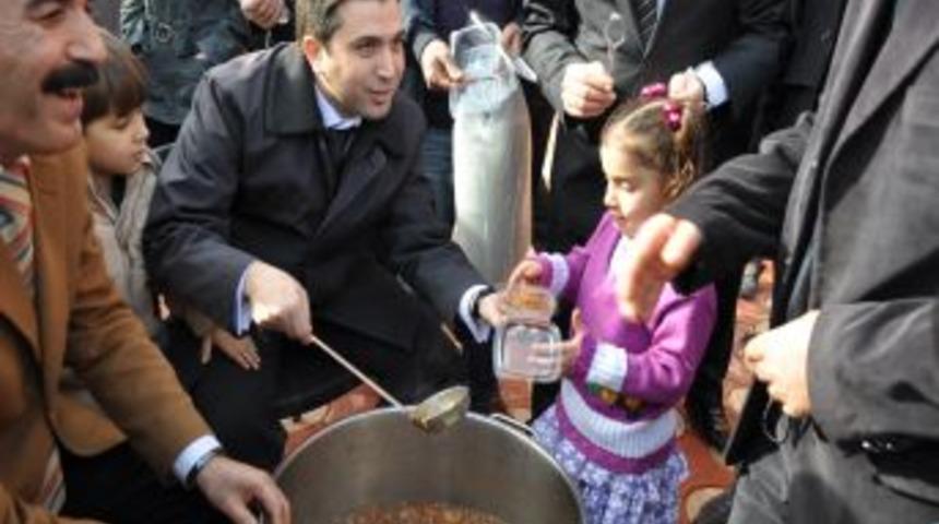 Kaymakam ve başkan aşure dağıttı