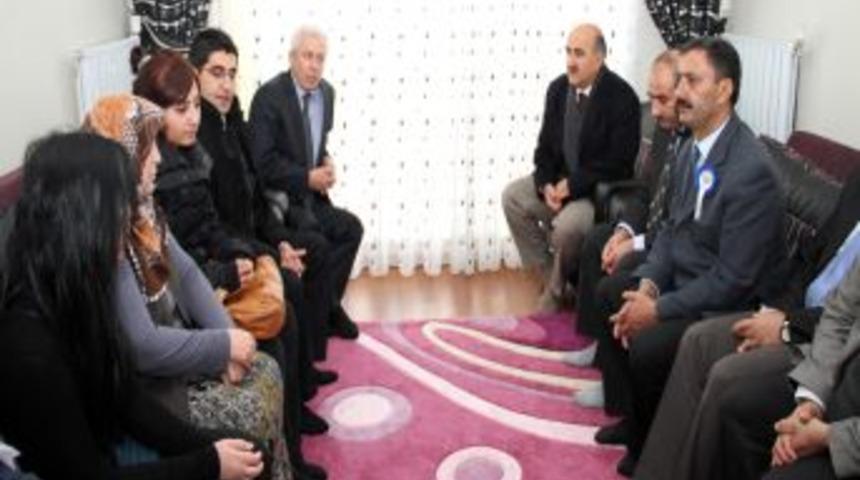 Depremde hayatını kaybeden meslektaşlarını unutmadılar