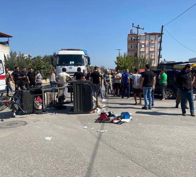 Antalya&rsquo;da otomobil ile &uuml;&ccedil; tekerlekli bisiklet &ccedil;arpıştı: 2 yaralı 4
