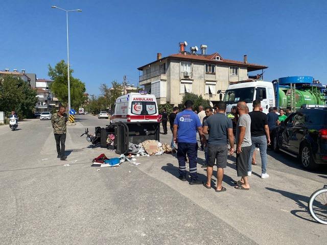 Antalya&rsquo;da otomobil ile &uuml;&ccedil; tekerlekli bisiklet &ccedil;arpıştı: 2 yaralı 2